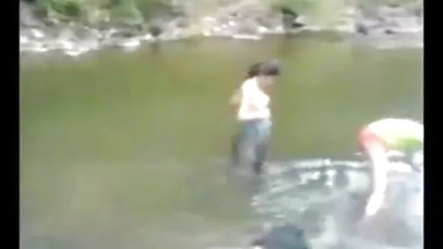 कुतिया बंद - सनी लियोन सेक्सी मूवी पिक्चर गोरा चेक एमआईएलए बस स्टेशन पर उठाया