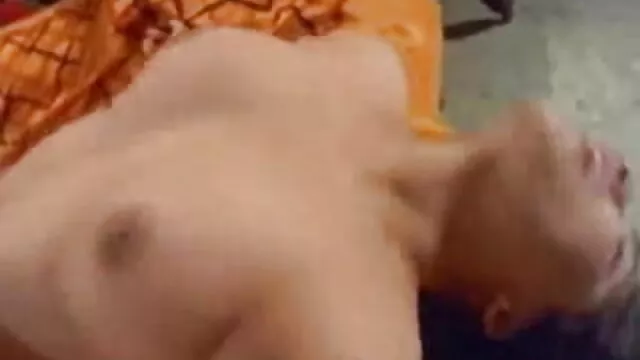 दादी गड़बड़ हो जाता है और Jizz के ब्लू मूवी सेक्सी पिक्चर एक मुँह हो जाता है