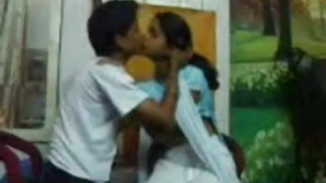 बिस्तर और पोज़िंग पर सेक्सी मूवी फुल वीडियो एचडी श्यामला डिल्डो शो