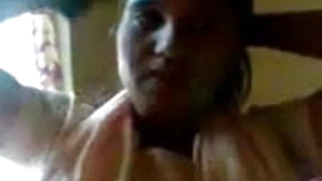 सेक्स टॉय स्ट्रैप वाली एक सेक्सी लड़की और एक लड़का बाथरूम में सेक्स टॉय चूस रहा इंग्लिश पिक्चर सेक्सी फुल मूवी है