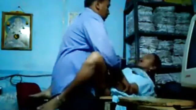 दो लड़की सींग का बना हुआ है सेक्स मूवी हिंदी इंग्लिश और सोफे पर अपनी बिल्ली उंगली