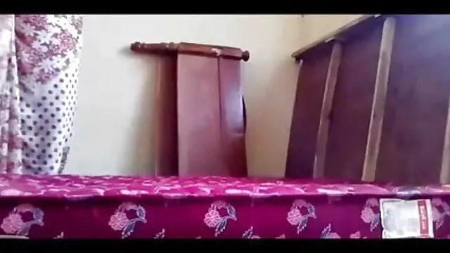 लैटिना आकर्षक न्यू सेक्सी मूवी पिक्चर उसकी गुलाबी जाँघिया के साथ नृत्य